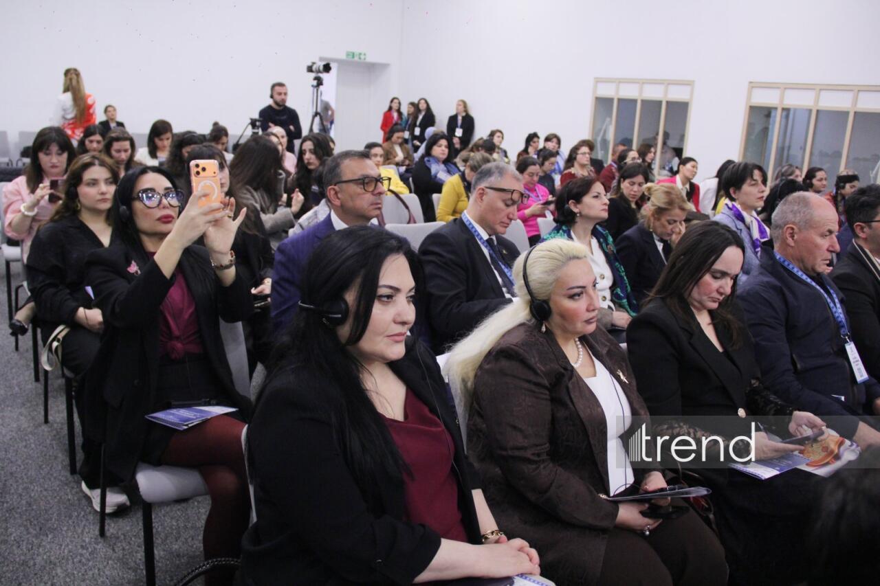 Международный форум ковра в Баку - первая сессия "Дизайн, коллекции и развитие продукта"