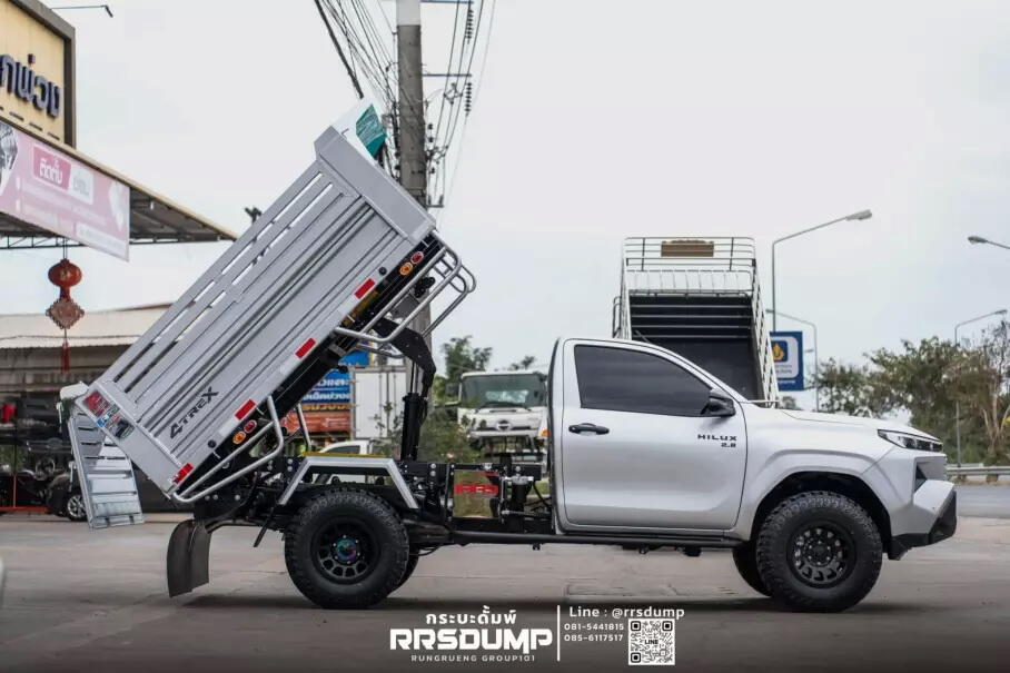 Тюнеры сделали из Toyota Hilux тяжелый самосвал