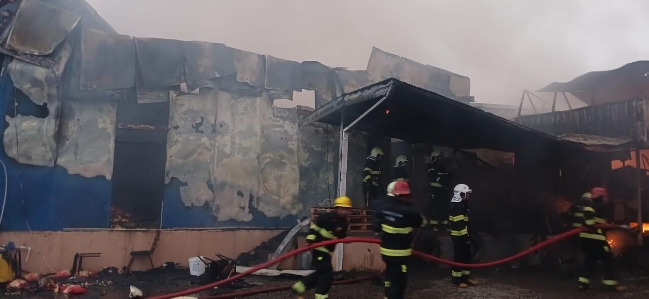 Крупный пожар на заводе в Гяндже