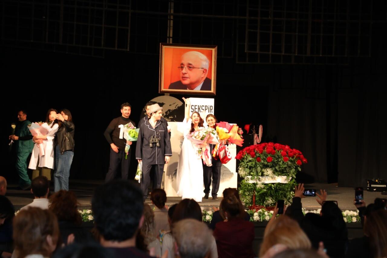 Сцена памяти Эльчина Эфендиева: показ спектакля "Шекспир" с овациями и трогательной кульминацией