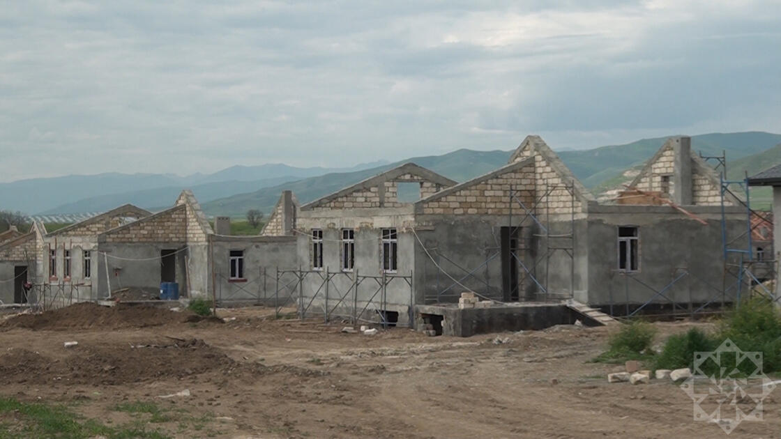 В селе Эйвазханбейли Агдамского района строится 427 домов