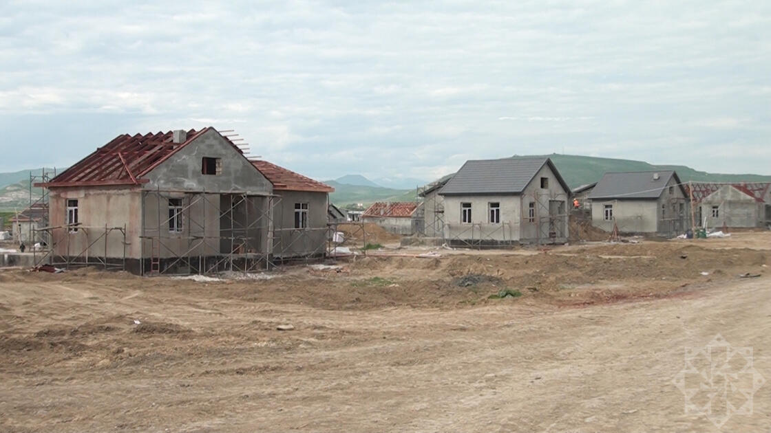 В селе Эйвазханбейли Агдамского района строится 427 домов