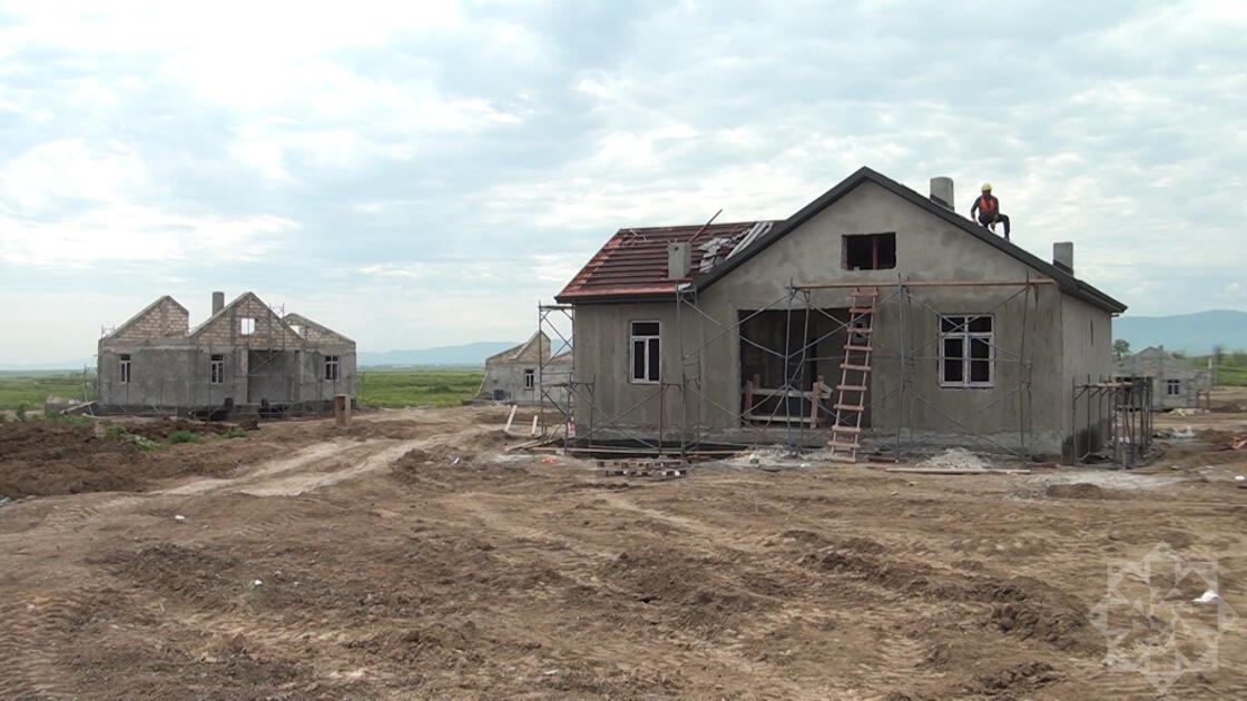 В селе Эйвазханбейли Агдамского района строится 427 домов