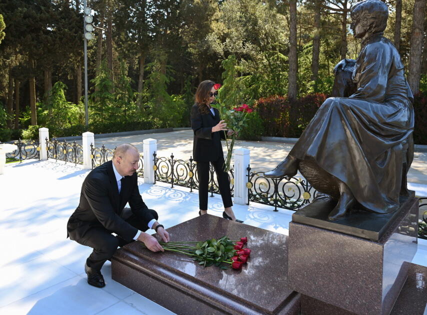Президент Ильхам Алиев и Первая леди Мехрибан Алиева посетили могилу Великого лидера Гейдара Алиева