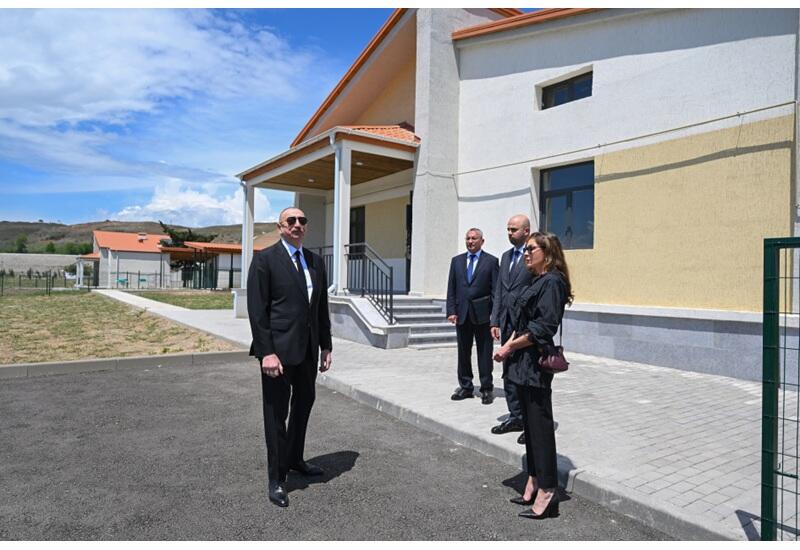 Prezident İlham Əliyev və Birinci xanım Mehriban Əliyeva Şükürbəyli kəndində fərdi evlərdə yaradılmış şəraitlə tanış olublar
