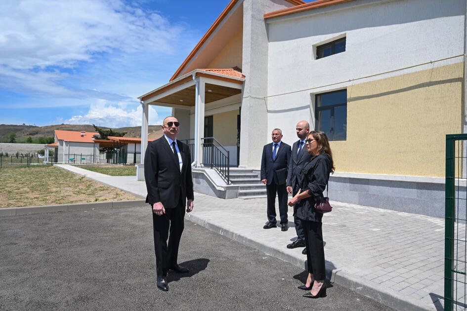 Prezident İlham Əliyev və Birinci xanım Mehriban Əliyeva Şükürbəyli kəndində fərdi evlərdə yaradılmış şəraitlə tanış olublar