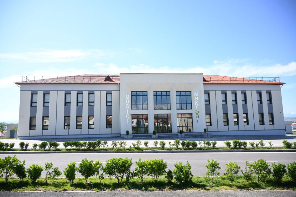 Prezident İlham Əliyev və Birinci xanım Mehriban Əliyeva Şükürbəyli kəndində fərdi evlərdə yaradılmış şəraitlə tanış olublar