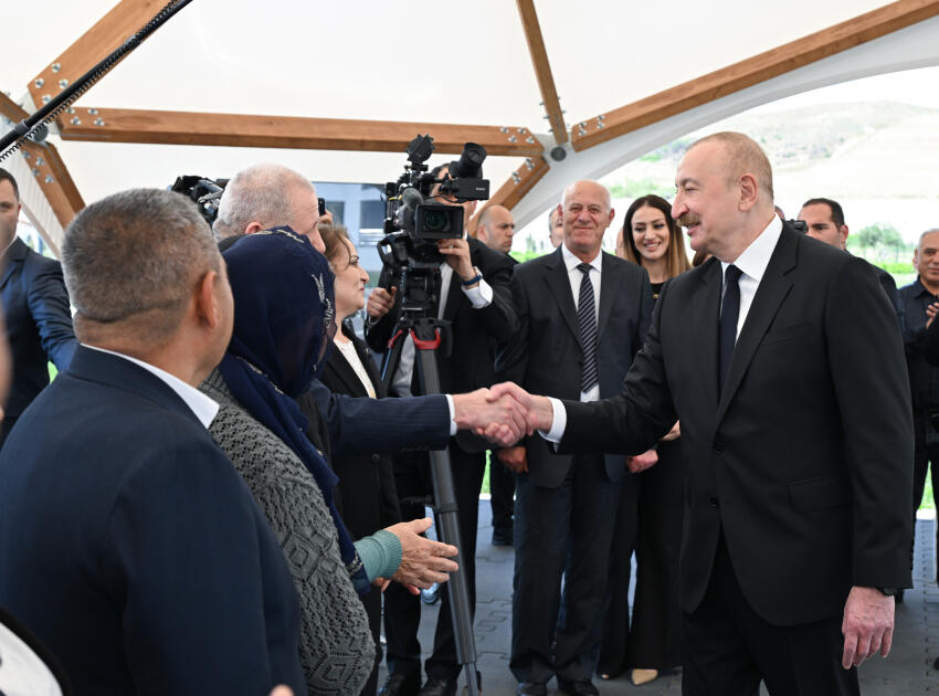 Prezident İlham Əliyev və Birinci xanım Mehriban Əliyeva Cəbrayıl rayonunun Şükürbəyli kəndinə köçən sakinlərlə görüşüblər