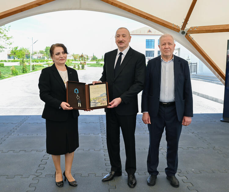 Prezident İlham Əliyev və Birinci xanım Mehriban Əliyeva Cəbrayıl rayonunun Şükürbəyli kəndinə köçən sakinlərlə görüşüblər