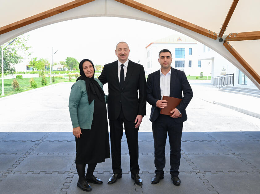 Prezident İlham Əliyev və Birinci xanım Mehriban Əliyeva Cəbrayıl rayonunun Şükürbəyli kəndinə köçən sakinlərlə görüşüblər