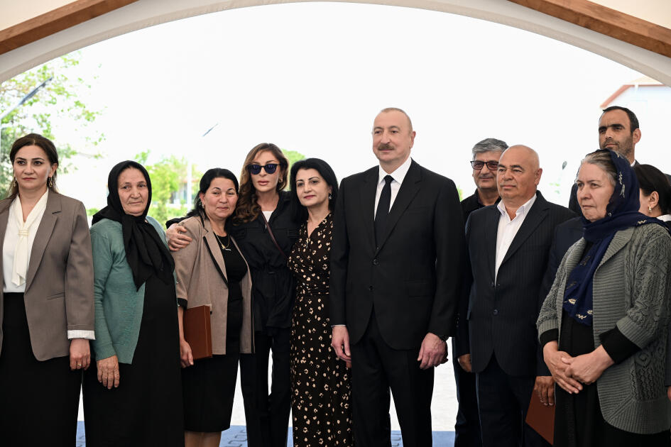 Prezident İlham Əliyev və Birinci xanım Mehriban Əliyeva Cəbrayıl rayonunun Şükürbəyli kəndinə köçən sakinlərlə görüşüblər