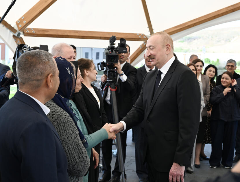 Prezident İlham Əliyev və Birinci xanım Mehriban Əliyeva Cəbrayıl rayonunun Şükürbəyli kəndinə köçən sakinlərlə görüşüblər