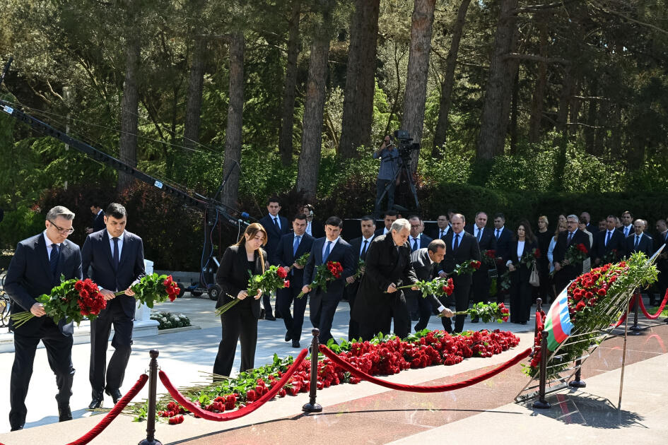 Азербайджанский народ почтил память великого лидера Гейдара Алиева