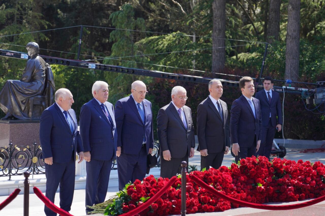 Milli Məclisin kollektivi Fəxri xiyabanda Ulu Öndər Heydər Əliyevin məzarını ziyarət edib