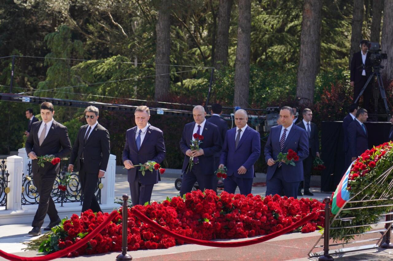 Milli Məclisin kollektivi Fəxri xiyabanda Ulu Öndər Heydər Əliyevin məzarını ziyarət edib