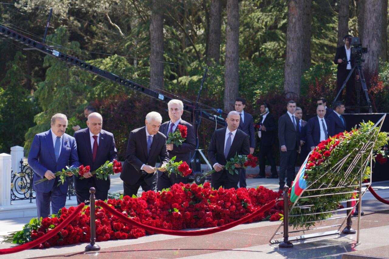 Milli Məclisin kollektivi Fəxri xiyabanda Ulu Öndər Heydər Əliyevin məzarını ziyarət edib