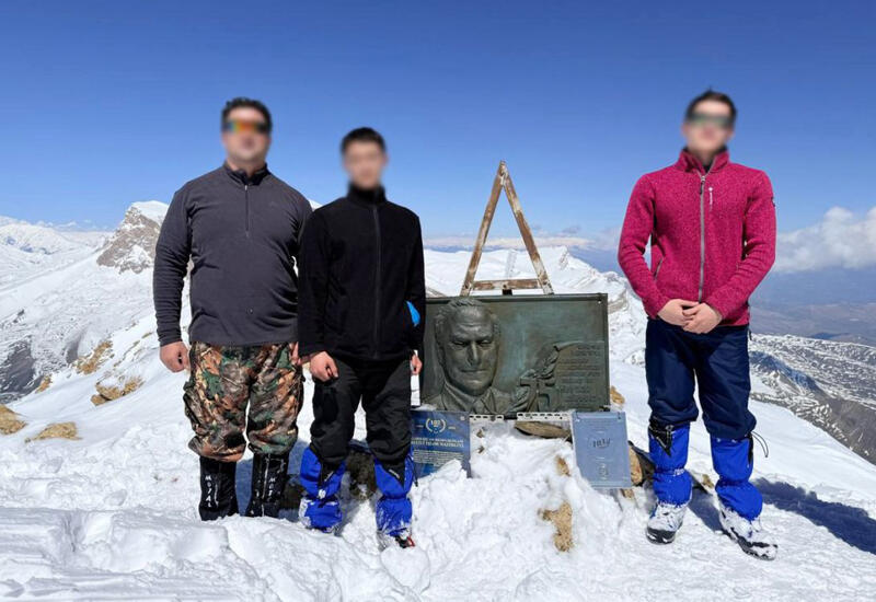 Сотрудники СГБ Азербайджана совершили восхождение на пик Гейдара