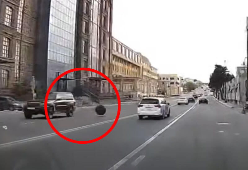 Отвалившееся от автомобиля колесо врезалось в другую машину в Баку