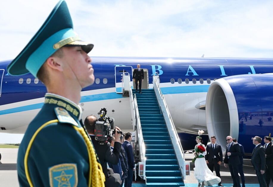 Президент Ильхам Алиев прибыл в Казахстан с рабочим визитом
