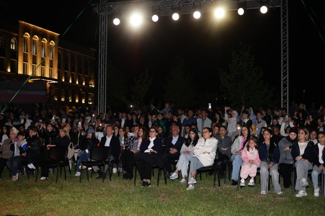 “Turan” Etno-Folk Ansamblı “Xarıbülbül” musiqi festivalında çıxış edib