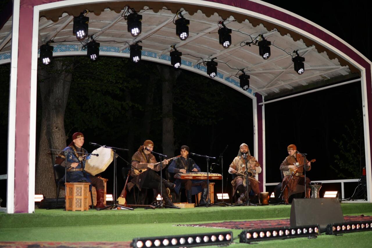 “Turan” Etno-Folk Ansamblı “Xarıbülbül” musiqi festivalında çıxış edib