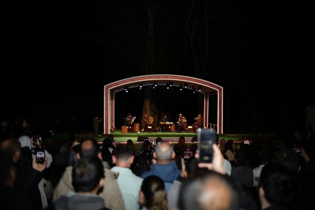 “Turan” Etno-Folk Ansamblı “Xarıbülbül” musiqi festivalında çıxış edib