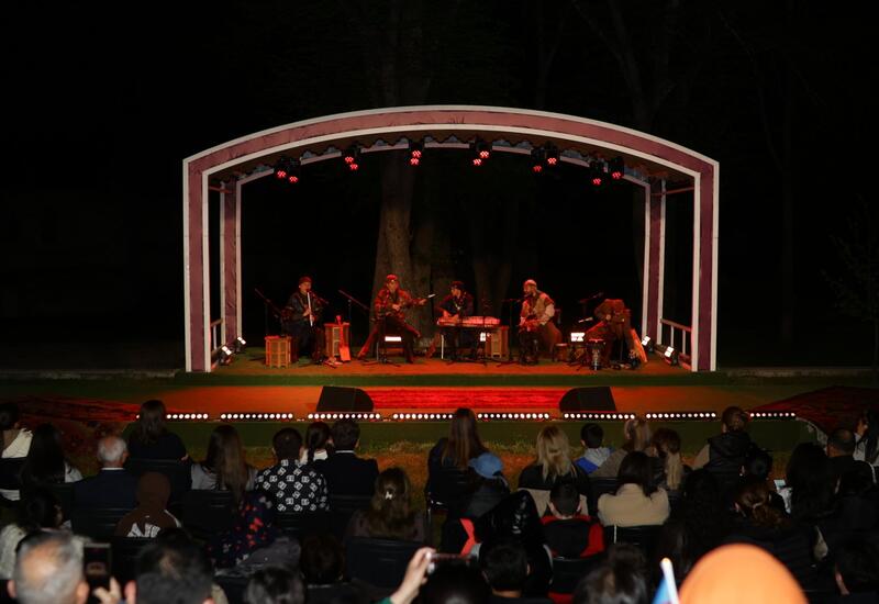 “Turan” Etno-Folk Ansamblı “Xarıbülbül” musiqi festivalında çıxış edib