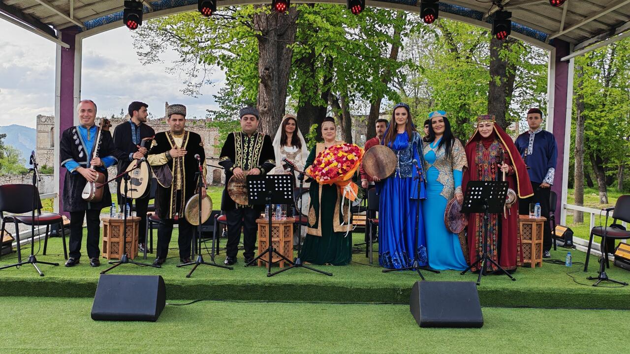 “Xarıbülbül” festivalı Səkinə İsmayılova və tələbələrinin konserti ilə başa çatıb