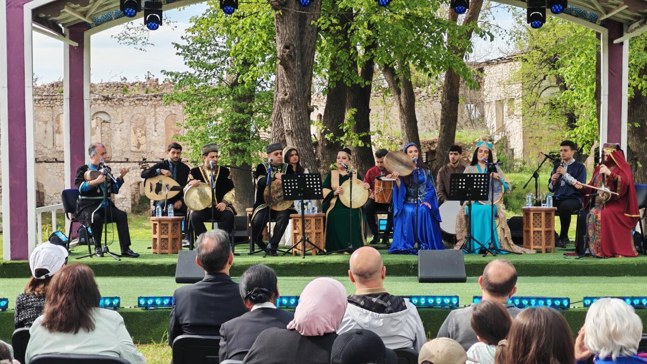 “Xarıbülbül” festivalı Səkinə İsmayılova və tələbələrinin konserti ilə başa çatıb