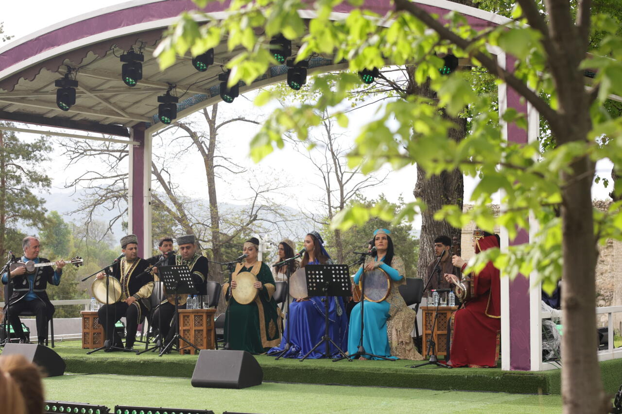“Xarıbülbül” festivalı Səkinə İsmayılova və tələbələrinin konserti ilə başa çatıb