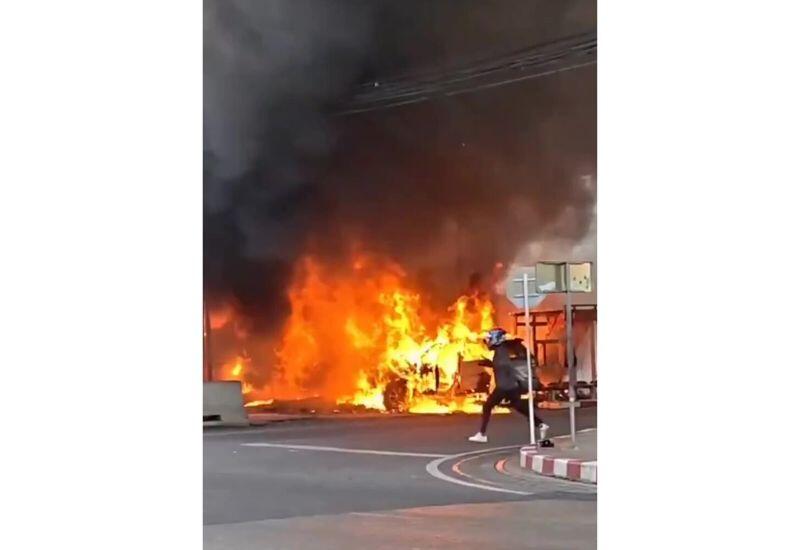 В Таиланде поезд столкнулся с пассажирским автобусом