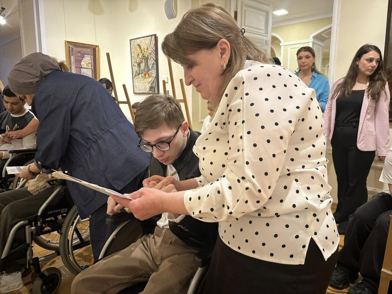 Искусство Джахангира Рустамова для особых детей - краски вдохновения