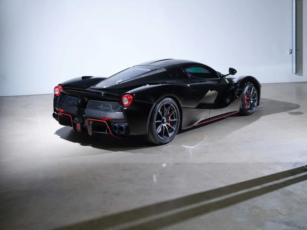 Гиперкар LaFerrari гонщика F1 пустят с молотка