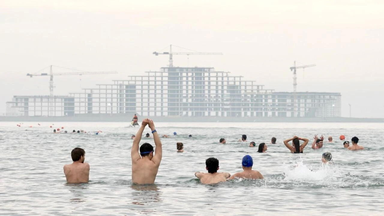 Массовый заплыв в Sea Breeze: Фарид Гаибов выступил на мероприятии