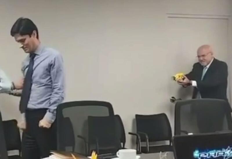 В Перу мэр решил проверить электрошокер на своем советнике