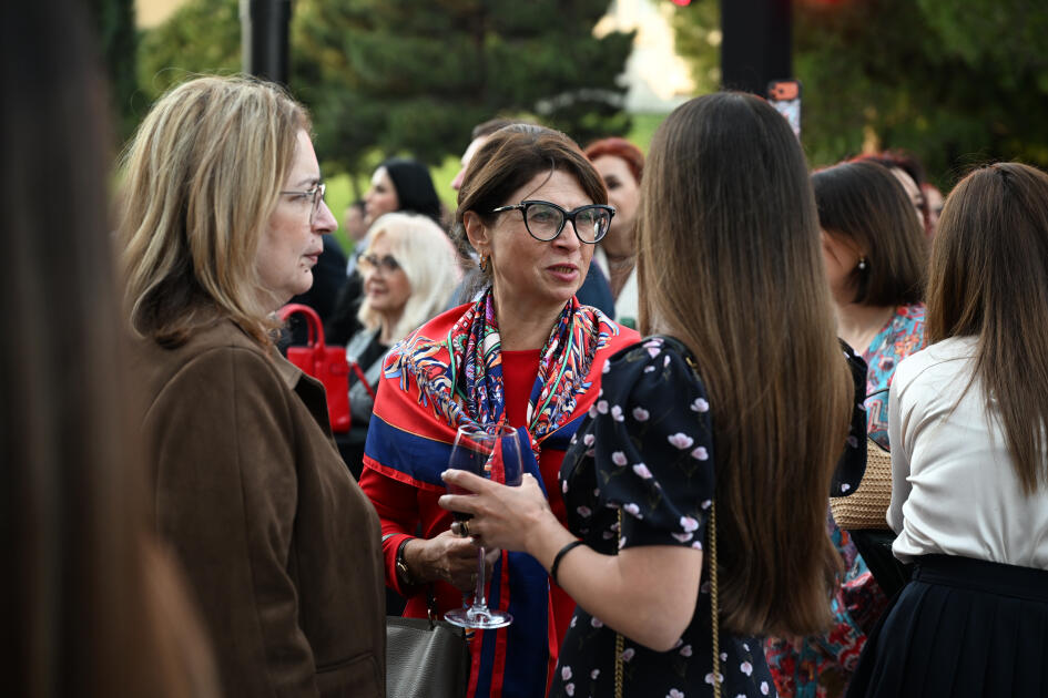 Лейла Алиева и Алена Алиева приняли участие в открытии персональной выставки перуанского художника в Центре Гейдара Алиева