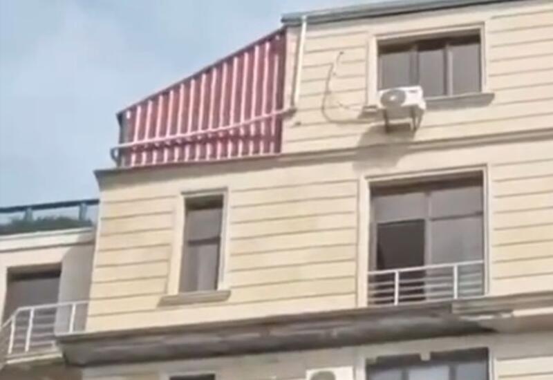В центре Баку часть облицовки дома рухнула на автомобиль