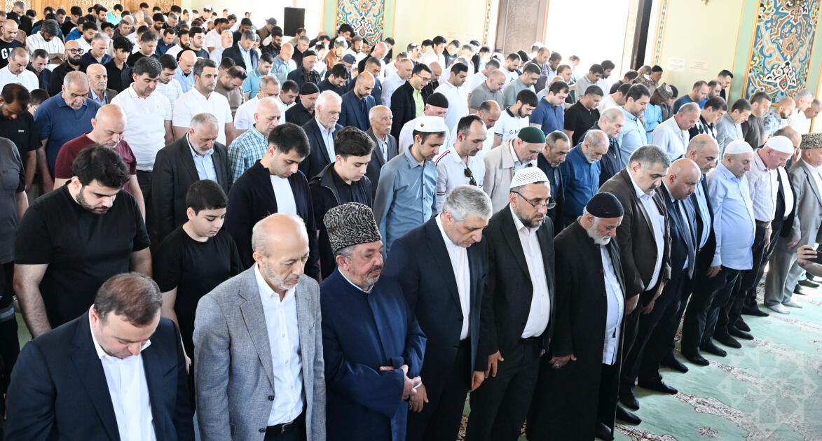 В мечетях совершен праздничный намаз по случаю Гурбан байрамы