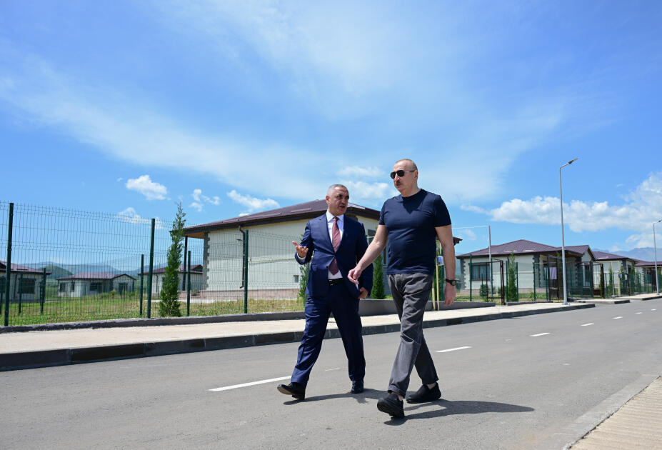 Prezident İlham Əliyev Xocalıda hərbi qulluqçular üçün nəzərdə tutulan fərdi evlərdə yaradılmış şəraitlə tanış olub