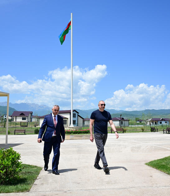 Prezident İlham Əliyev Xocalıda hərbi qulluqçular üçün nəzərdə tutulan fərdi evlərdə yaradılmış şəraitlə tanış olub