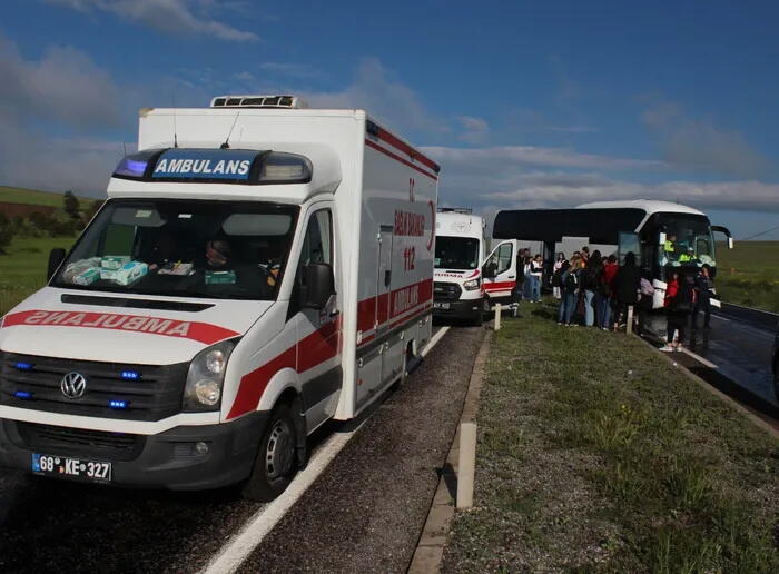 В Турции автобус с туристами вылетел на встречку
