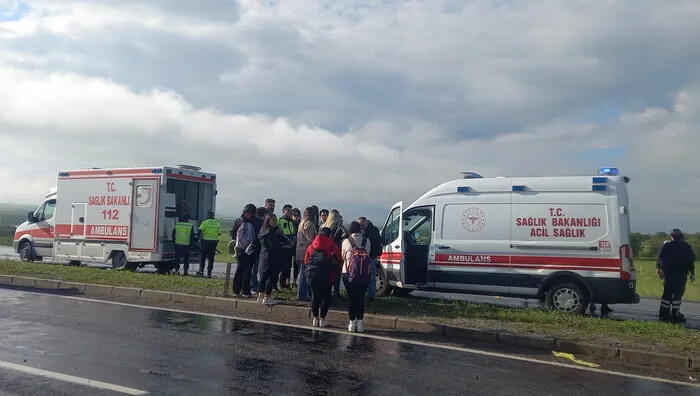 В Турции автобус с туристами вылетел на встречку