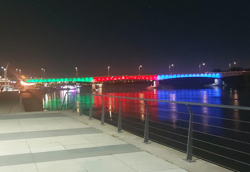 В Варшаве мост над Вислой окрасился в цвета азербайджанского флага