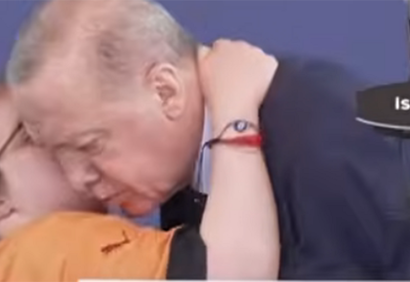 Девочка пробралась на сцену, чтобы обнять Эрдогана