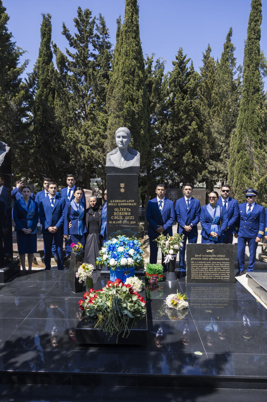Коллектив AZAL посетил могилу Национального Героя Азербайджана Хокумы Алиевой