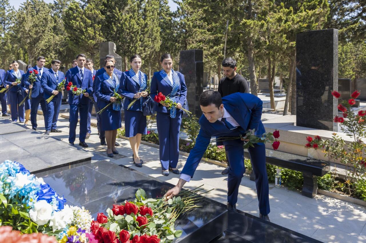 Коллектив AZAL посетил могилу Национального Героя Азербайджана Хокумы Алиевой