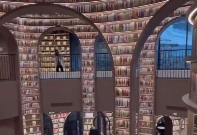 "Бесконечный" книжный магазин открыли в Китае