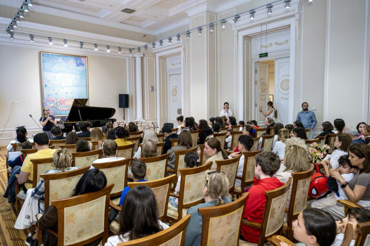 Под звуки смеха в бакинском Музее искусств