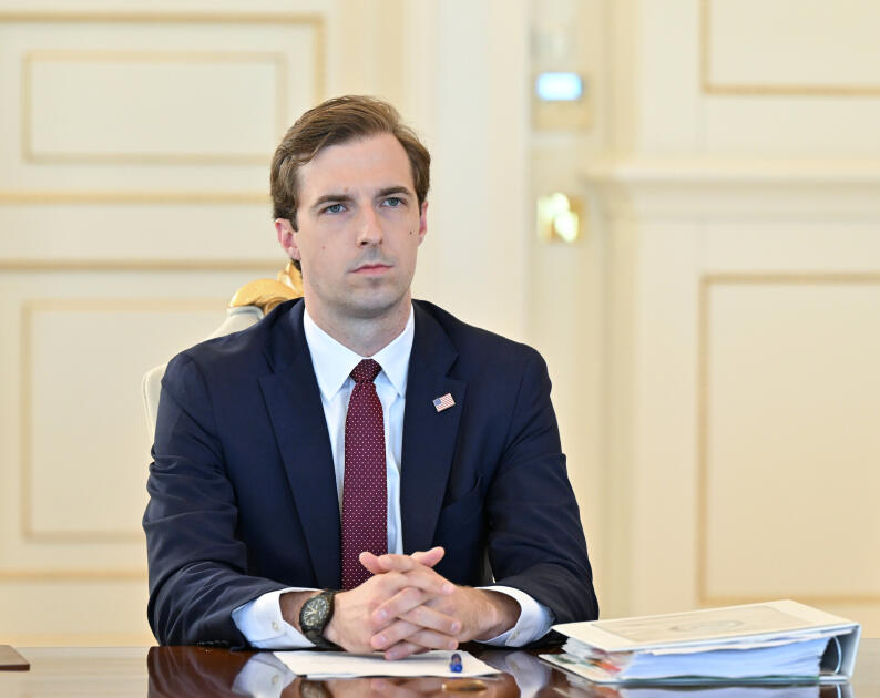Президент Ильхам Алиев принял делегацию во главе с помощником госсекретаря США по вопросам экономики, энергетики и бизнеса
