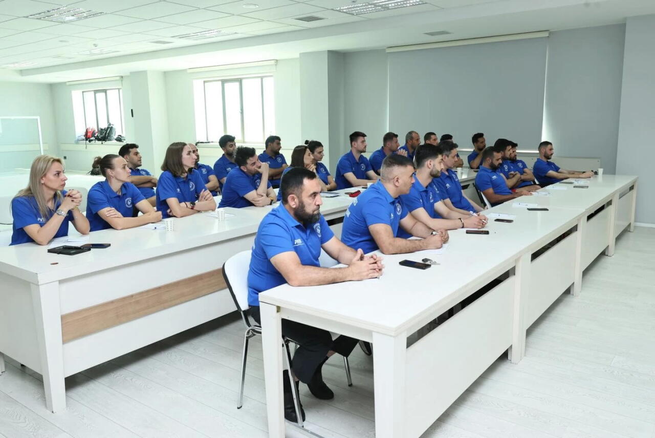 В Баку проходят международные курсы для волейбольных тренеров